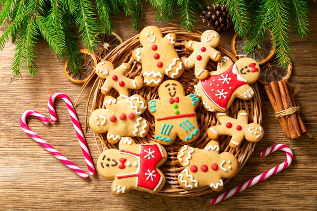 Kerst eten. Zelfgemaakte peperkoekkoekjes op houten tafel, bovenaanzicht