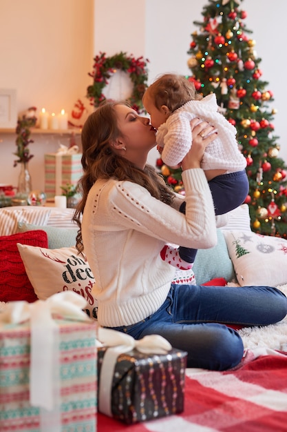 Kerst familie Moeder en dochter. Prettige kerstdagen en fijne feestdagen portret.