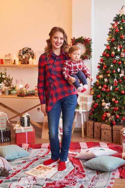 Kerst familie moeder en zoon. prettige kerstdagen en fijne feestdagen portret.