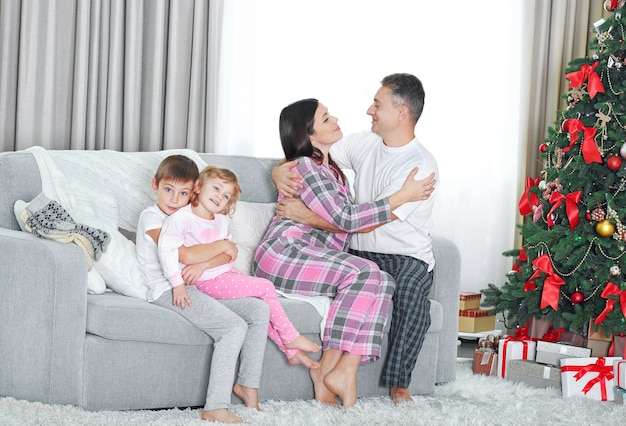 Kerst familieportret in huis vakantie woonkamer, op kerstochtend