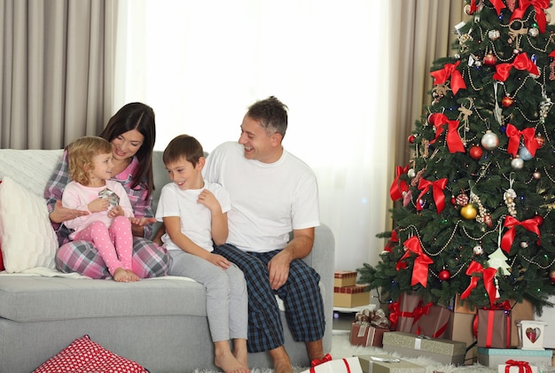 Kerst familieportret in huis vakantie woonkamer, 's ochtends