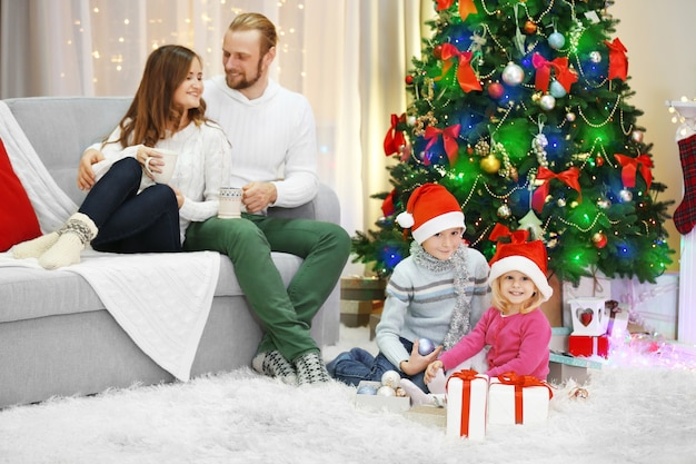 Kerst familieportret in huis vakantie woonkamer