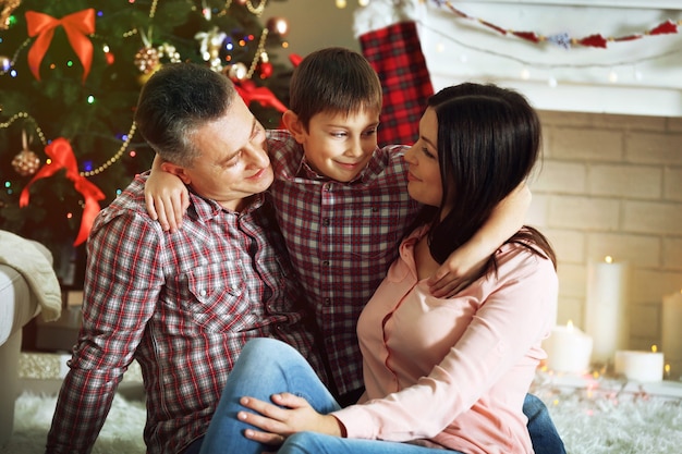 Kerst familieportret in huis vakantie woonkamer