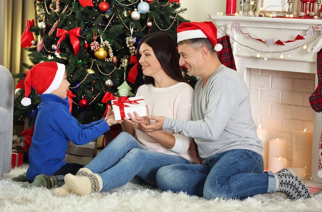 Kerst familieportret in huis vakantie woonkamer