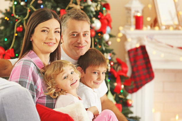 Kerst familieportret in huis vakantie woonkamer