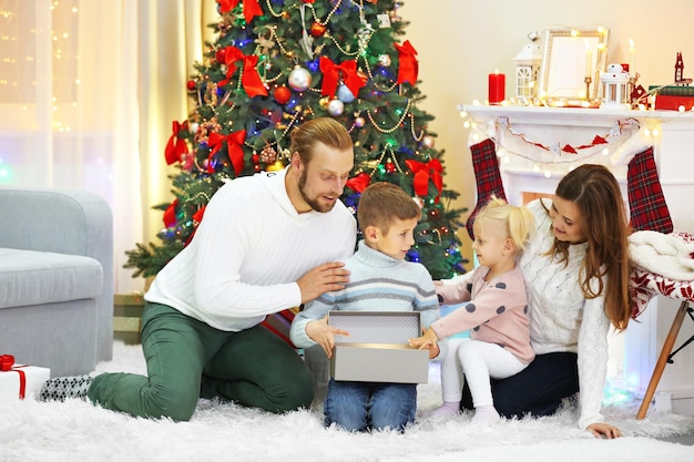 Kerst familieportret in huis vakantie woonkamer