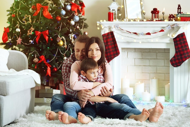 Kerst familieportret in huis vakantie woonkamer