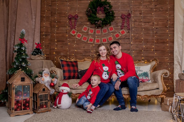 Kerst familieportret in kerstboom interieur verlichting gelukkig nieuwjaar met kinderen het concept van familie wintervakantie