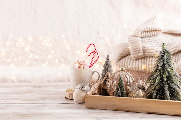 Kerst feestelijk gezellig decor stilleven op houten achtergrond, concept van thuiscomfort en vakantie.