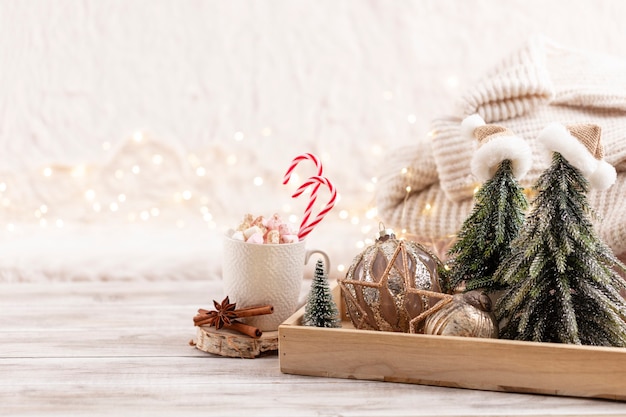 Kerst feestelijk gezellig decor stilleven op houten achtergrond, concept van thuiscomfort en vakantie.