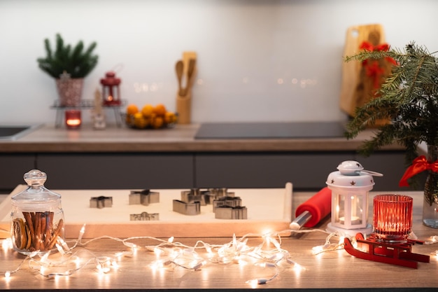 Kerst feestelijk ingerichte keuken met kerstverlichting en koekjes uitstekers