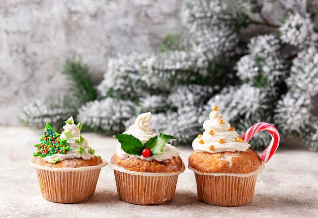 Kerst feestelijke cupcake met verschillende decoraties