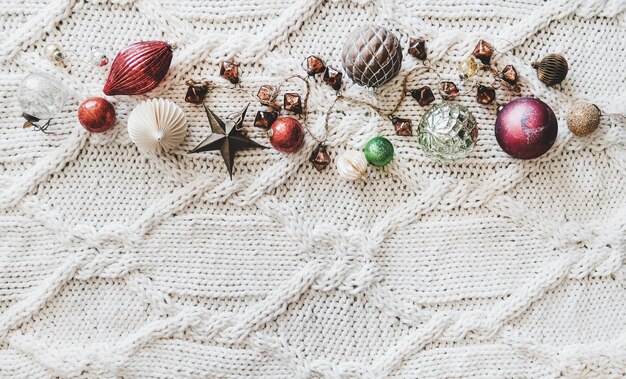 Kerst feestelijke decoratie speelgoed en ballen over wollen achtergrond