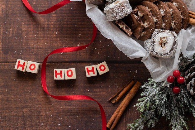 Kerst feestelijke geschenkdoos en snoep met seizoensversieringen op houten achtergrond