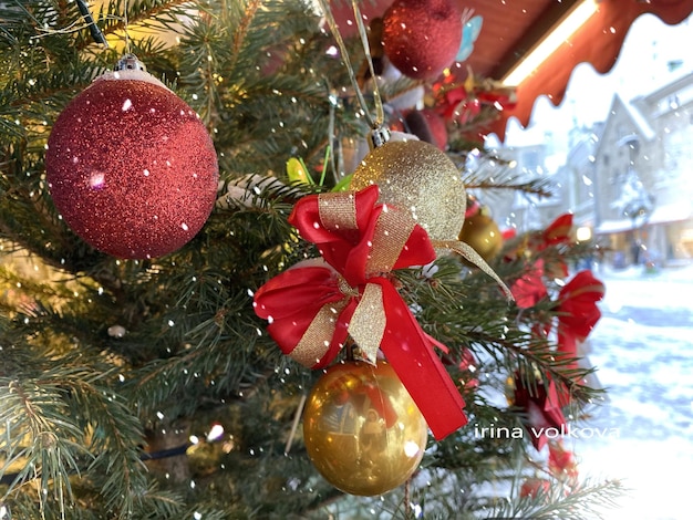 Kerst feestelijke groene boom marktplaats wazig bokeh licht verlichting in Tallinn