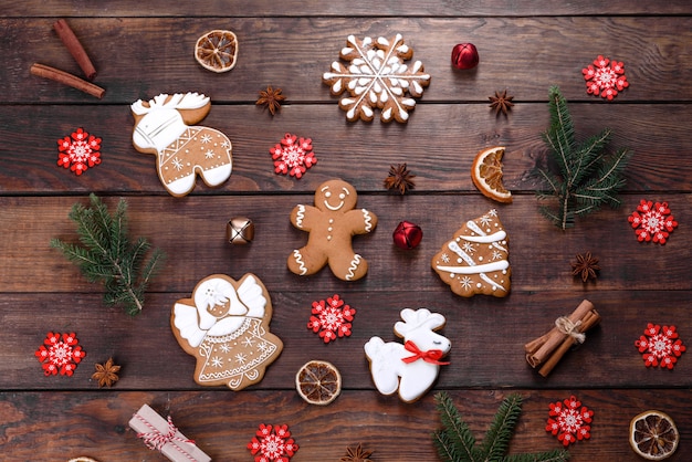 Kerst feestelijke peperkoek thuis gemaakt op een donkere tafel