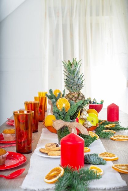 Kerst feestelijke tafel met kaarsen kerstboom takken gedroogde sinaasappels feestelijke tafel setting