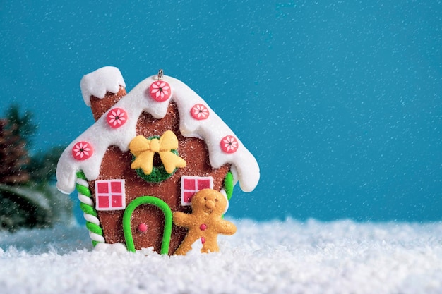 Kerst feestelijke wenskaart mock up gemberbrood huis ornament sneeuw op blauwe achtergrond met kopie ruimte