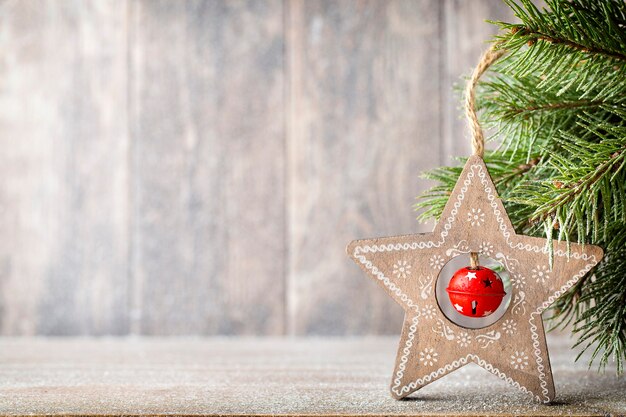 Kerst fir tak en decor, op de houten achtergrond.