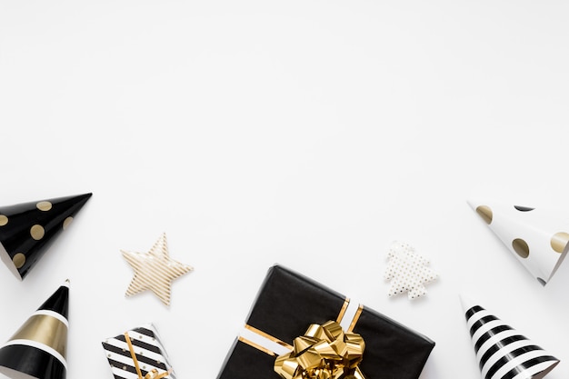 Kerst flatlay. Kerstmisgiften, zwarte en gouden decoratie op witte achtergrond. Plat lag, bovenaanzicht, kopie ruimte