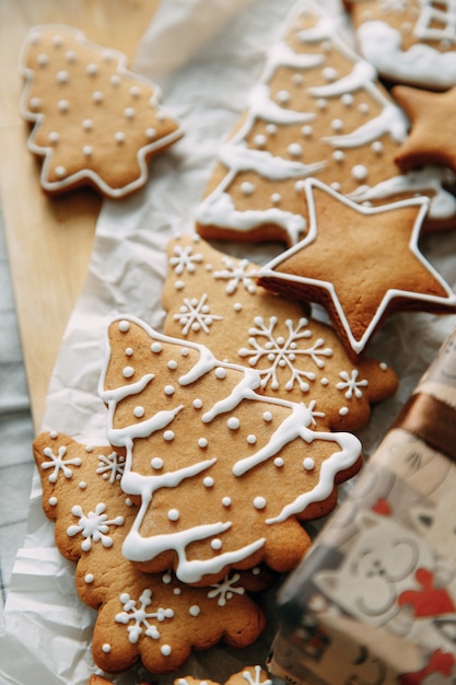 Kerst flatley lay-out met koekjes en een kerstboom Samenstelling met gemberkoekjes