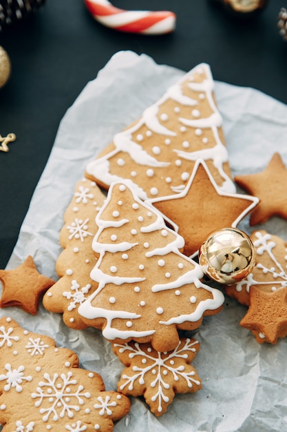 Kerst flatley lay-out met koekjes en een kerstboom Samenstelling met gemberkoekjes