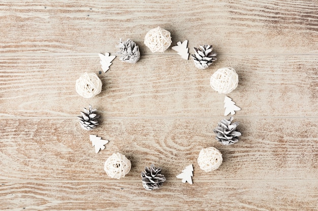 Kerst frame gemaakt van feestelijke decoraties en dennenappels op houten tafel. Kerstmis achtergrond. Plat leggen. Bovenaanzicht, kopieer ruimte