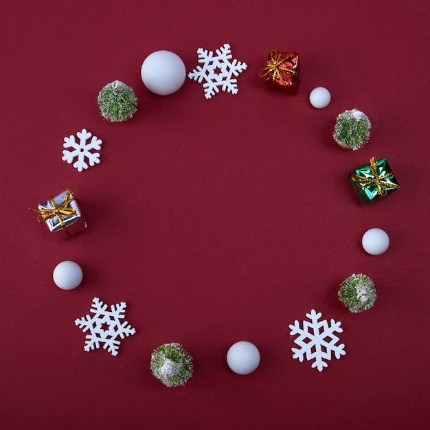 Kerst frame. Sneeuwballen, de doos van de sneeuwvlokkengift op rood.