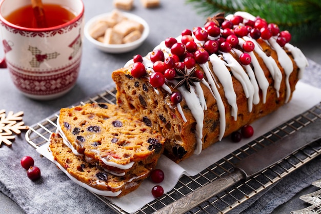 Kerst fruit cake brood brood op koelrek met mok thee Grijze achtergrond Close up