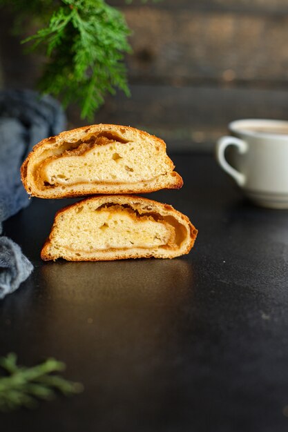 Kerst gebakken cake op zwarte tafel