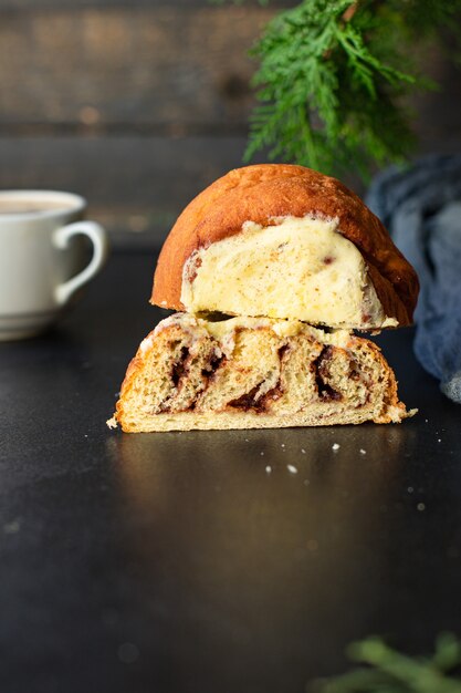 kerst gebakken cake op zwarte tafel