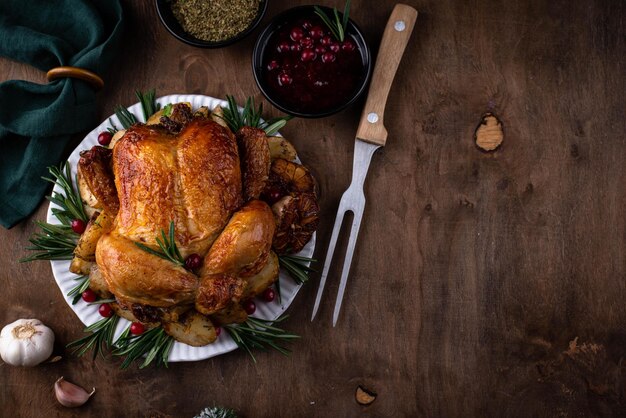 Kerst gebakken kip voor feestelijk diner