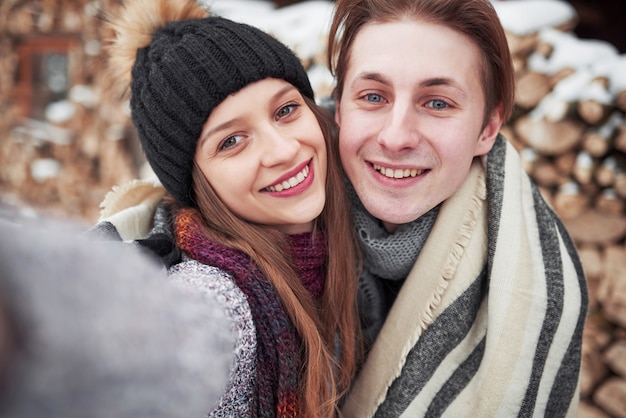 Kerst gelukkige paar in liefde omarmen in besneeuwde winter koud bos, copyspace, Nieuwjaar feestviering, vakantie en vakantie, reizen, liefde en relaties