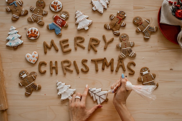 Kerst gember peperkoek en cookie letters op een houten achtergrond. feestelijke stemming. bovenaanzicht.