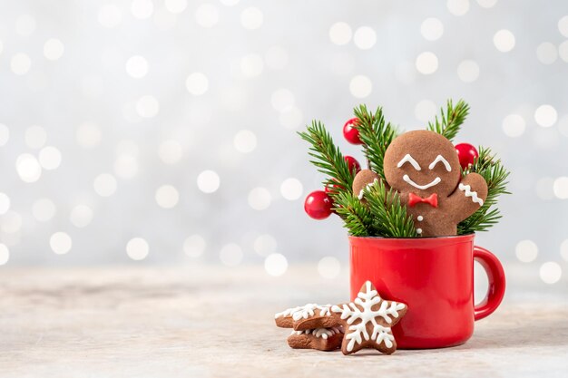 Foto kerst gemberbrood man koekje in de beker