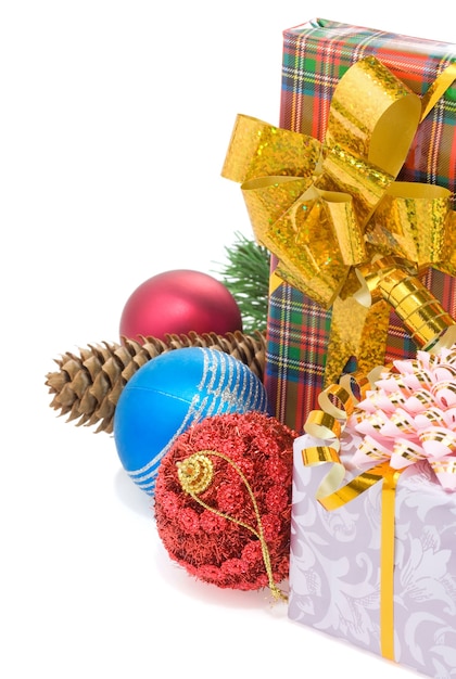 Kerst geschenkdoos met ballen geïsoleerd op een witte achtergrond