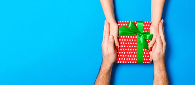 Kerst geschenkdoos op blauw, bovenaanzicht