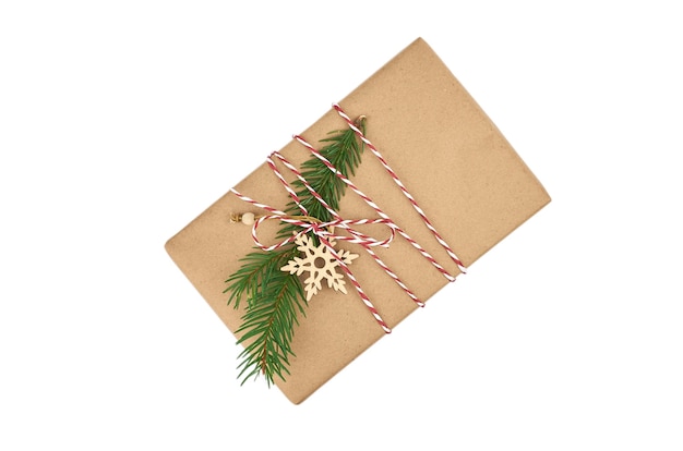 Kerst geschenkdoos versierd met fir tree branch en houten sneeuwvlok