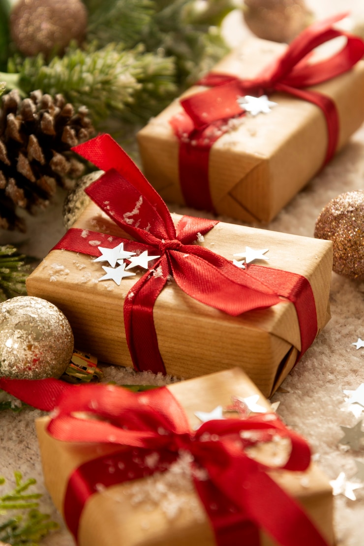 Foto kerst geschenkdozen, abstracte kerstmissamenstelling met sneeuw en glitter