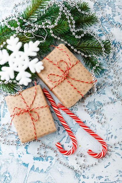 Kerst geschenkdozen, fir tak met kegels, zuurstokken op licht