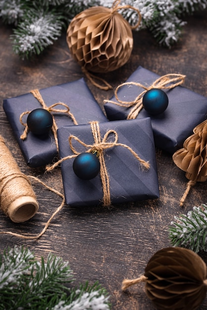 Kerst geschenkdozen in blauw papier