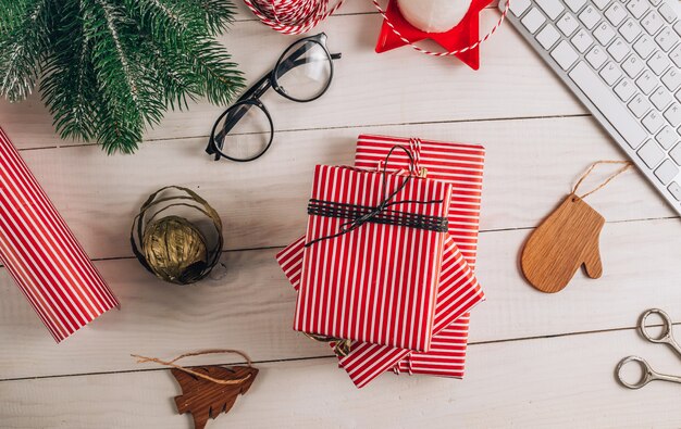 Kerst geschenkdozen op bureau