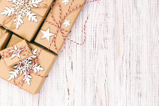 Foto kerst geschenkdozen op houten tafel. bovenaanzicht met kopie ruimte. afgezwakt.