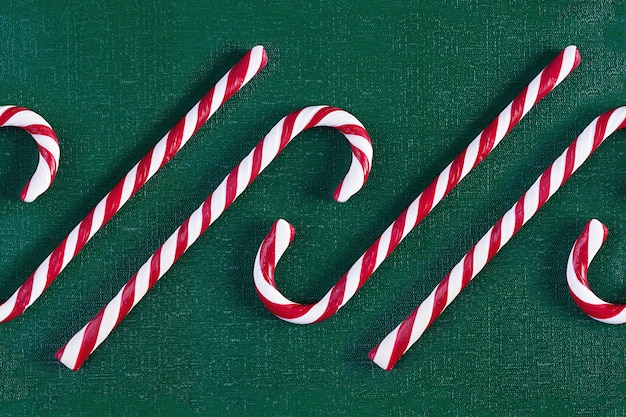 Kerst gestreepte candy cane geïsoleerd op groene achtergrond