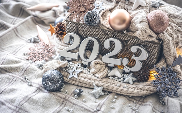 Kerst gezellige achtergrond met nummers 2023 en decordetails