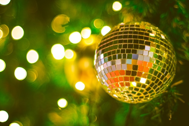 Kerst glitter bal decoratie op bokeh achtergrond. Kleurrijke bokeh achtergrond wazig. kerst achtergrond