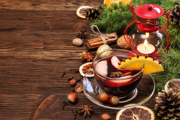 Kerst glühwein en ingrediënten op een houten ondergrond, met ruimte voor tekst