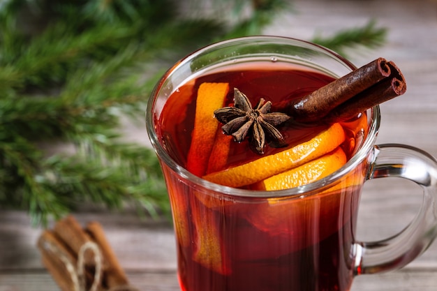 Kerst glühwein en mandarijnen met kaneelstokjes