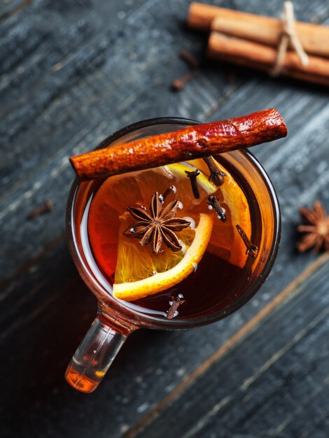 Kerst glühwein in een mok op een houten tafel