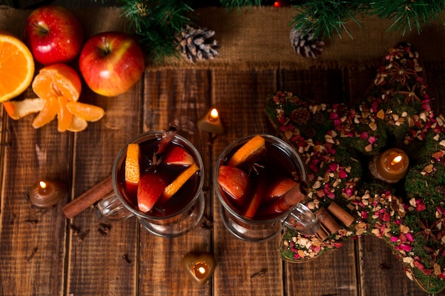 Kerst glühwein met fruit en kruiden op houten tafel